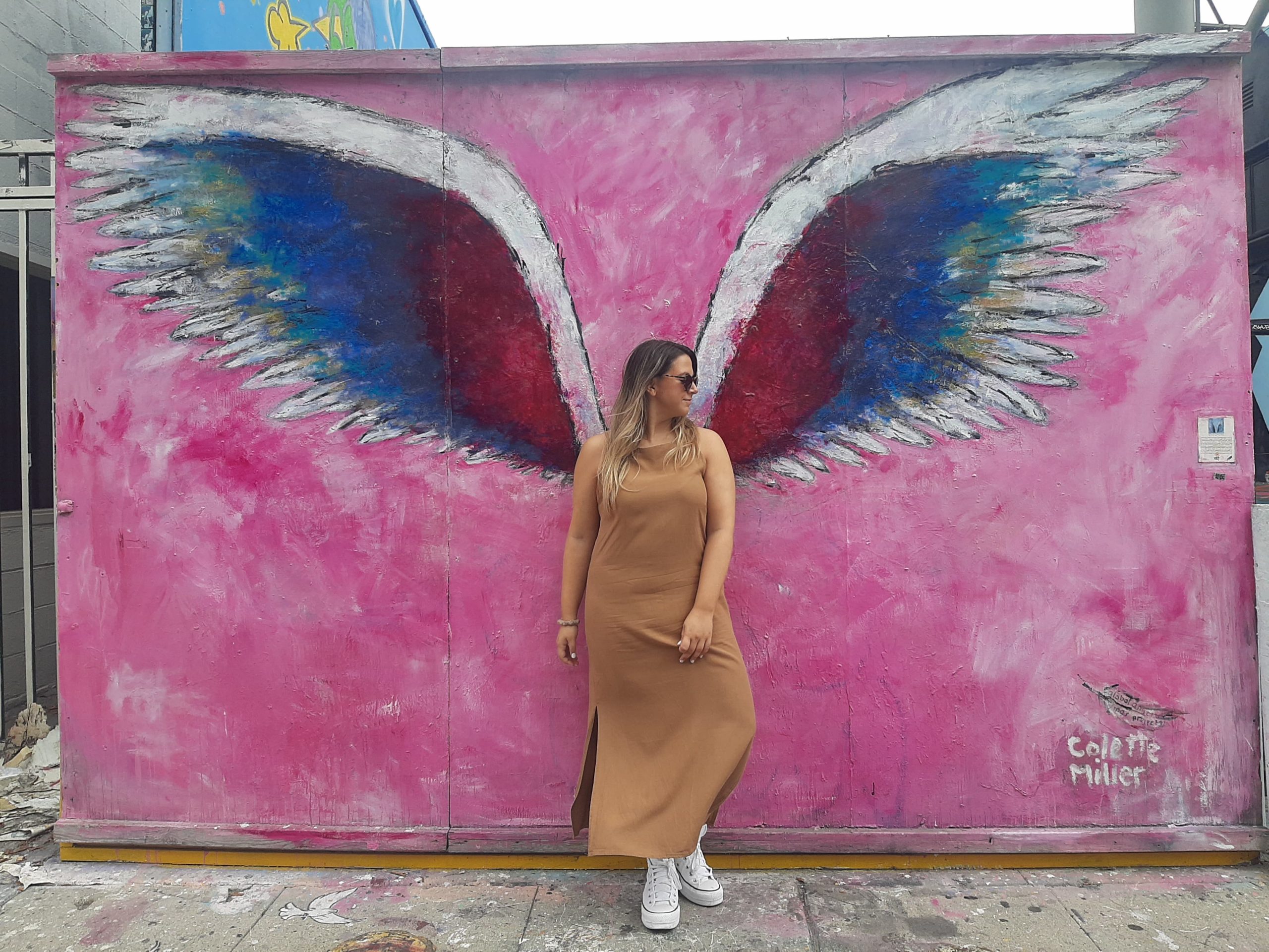 cartel alas de ángel en Melrouse Avenue en Los Ángeles