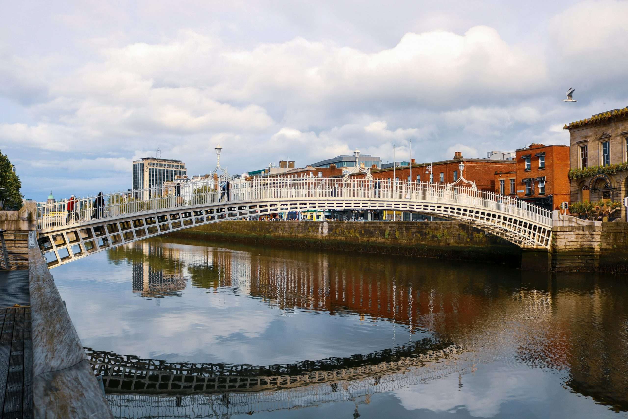 Viajar a Dublín Irlanda puente del Medio Penique