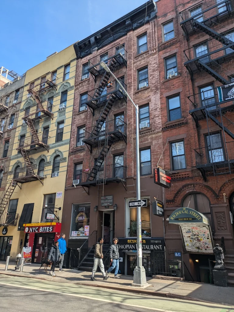Itinerario y guía de viaje ruta de viaje de 10 días en Nueva York Macdougal Street en Greenwich Village (2)
