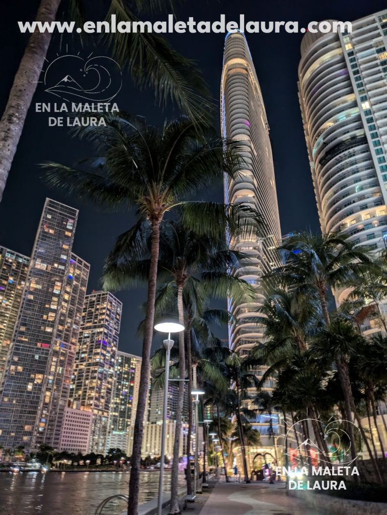 Torre Aston Martin Residences iluminada sobre el Miami Riverwalk de noche