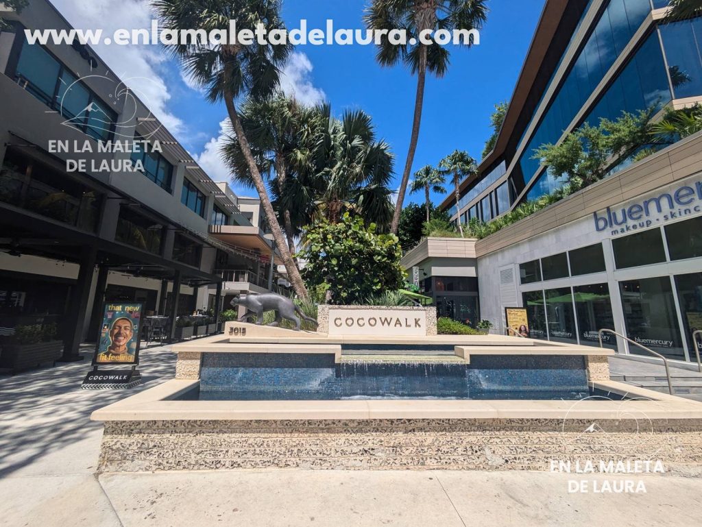 Fuente y letrero a la entrada del centro comercial CocoWalk
