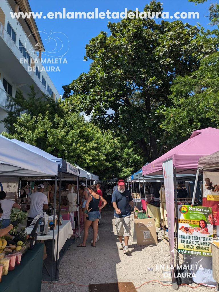Puestos de fruta y verdura en el Farmers Market de Coconut Grove