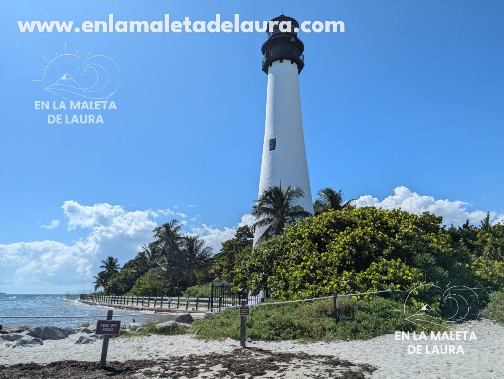 Faro de Cape Florida entre palmeras en el parque Bill Baggs