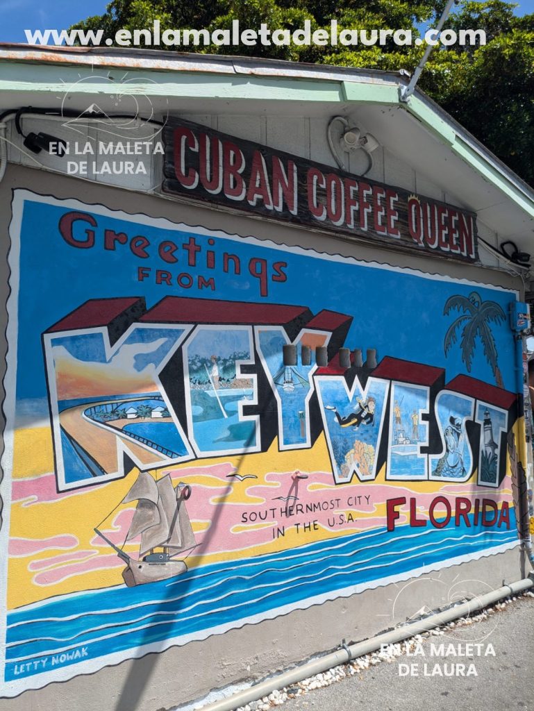 Mural Greetings from Key West en la fachada de Cuban Coffee Queen