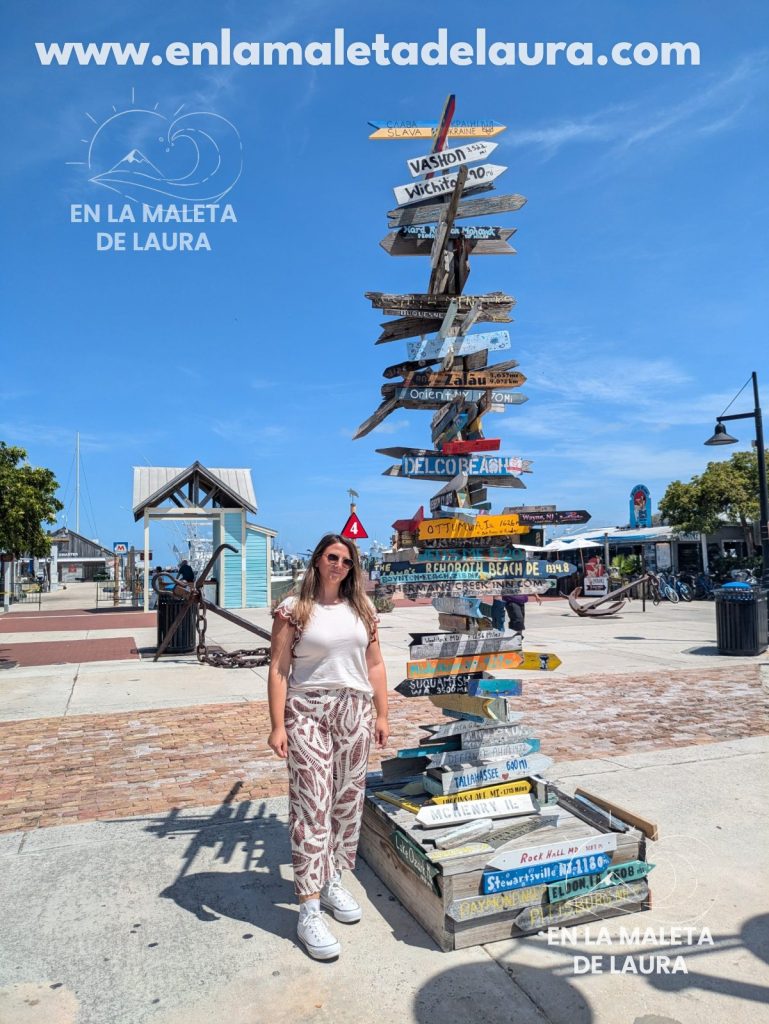 Poste de señales con distancias a otras ciudades junto al puerto de Key West
