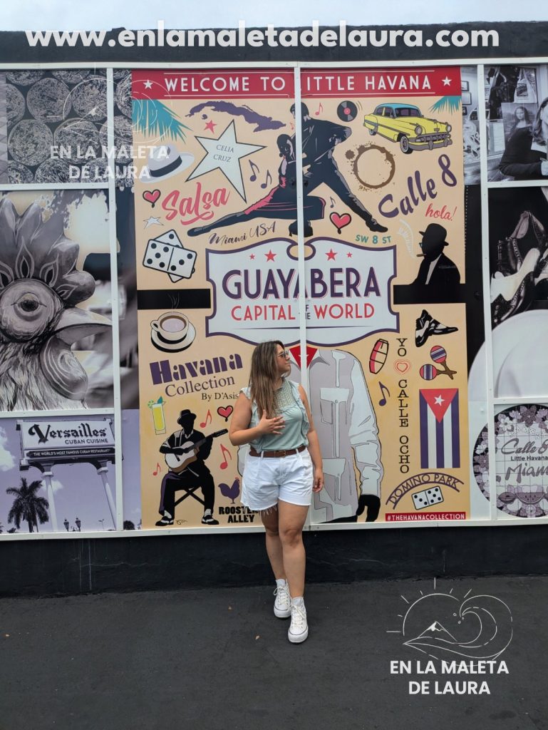 Mural Welcome to Little Havana junto a la tienda de guayaberas de la Calle Ocho