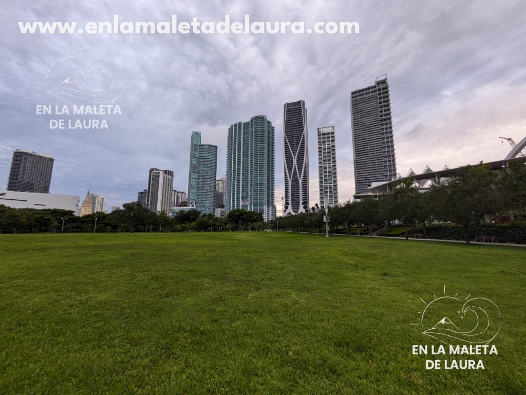 Césped del Maurice A. Ferré Park con los rascacielos del Downtown de Miami