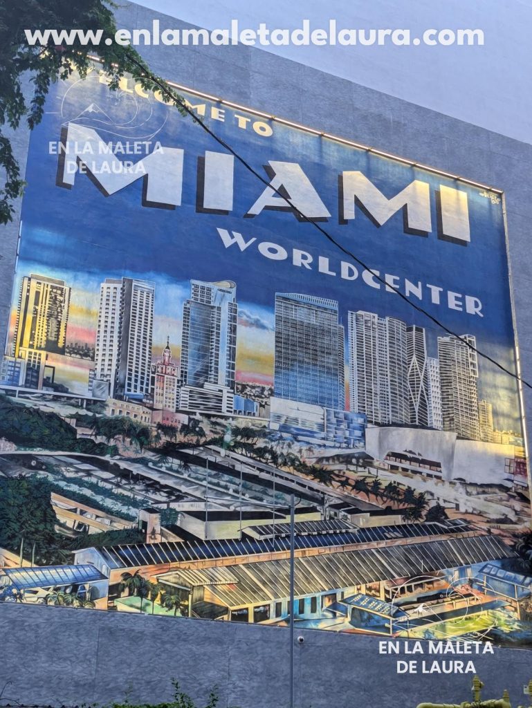 Mural Welcome to Miami Worldcenter en una fachada del Downtown
