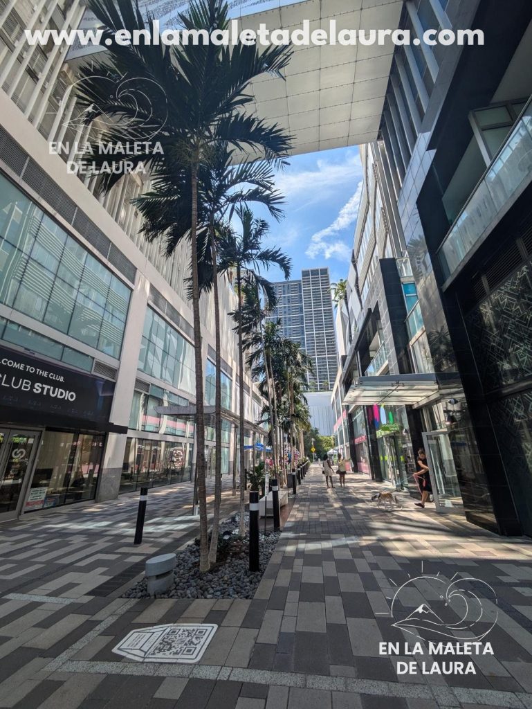 Paseo peatonal con palmeras y tiendas en Miami Worldcenter