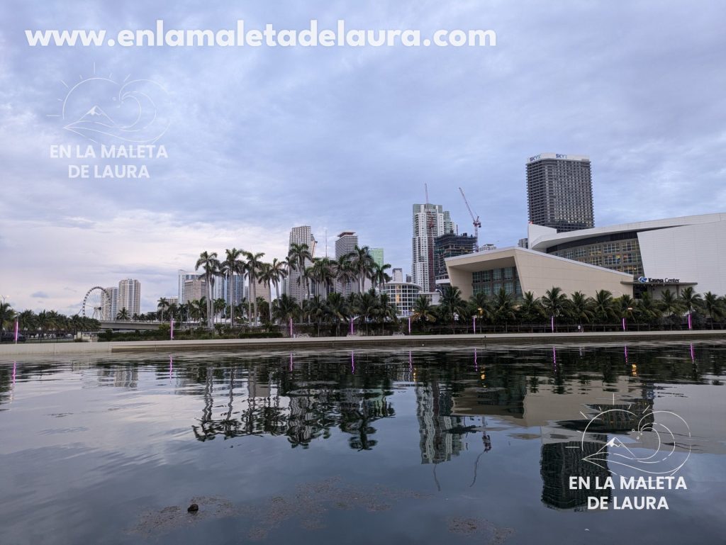 Skyline del Downtown de Miami y el Kaseya Center reflejados en la bahía de Biscayne