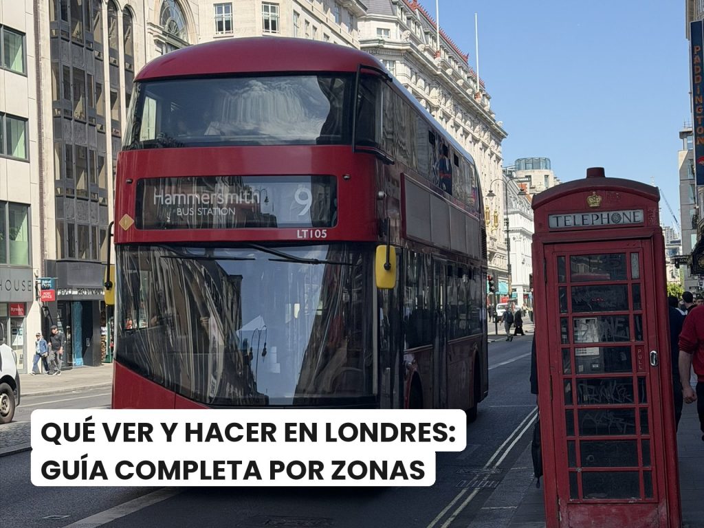 Qué ver y hacer en Londres: guía completa por zonas, con un autobús rojo y una cabina de teléfono en el Strand