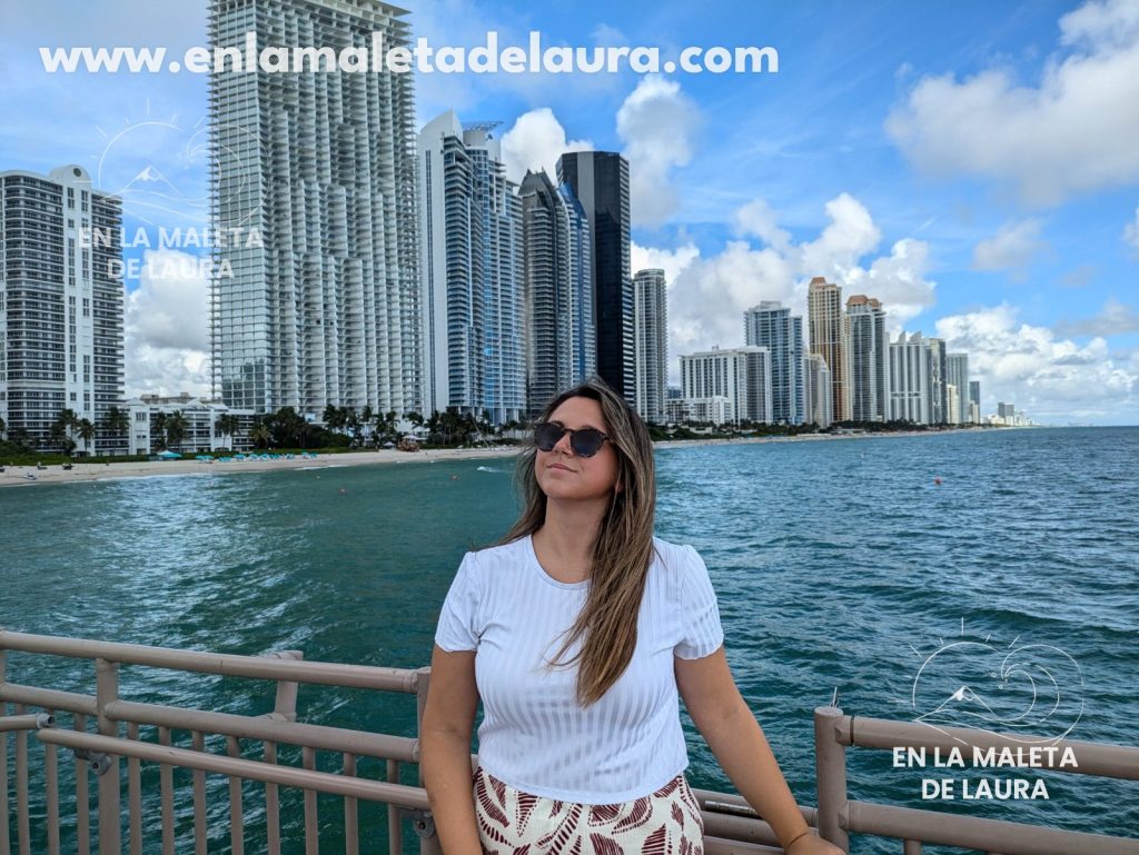 Vista de los rascacielos de Sunny Isles Beach desde el muelle
