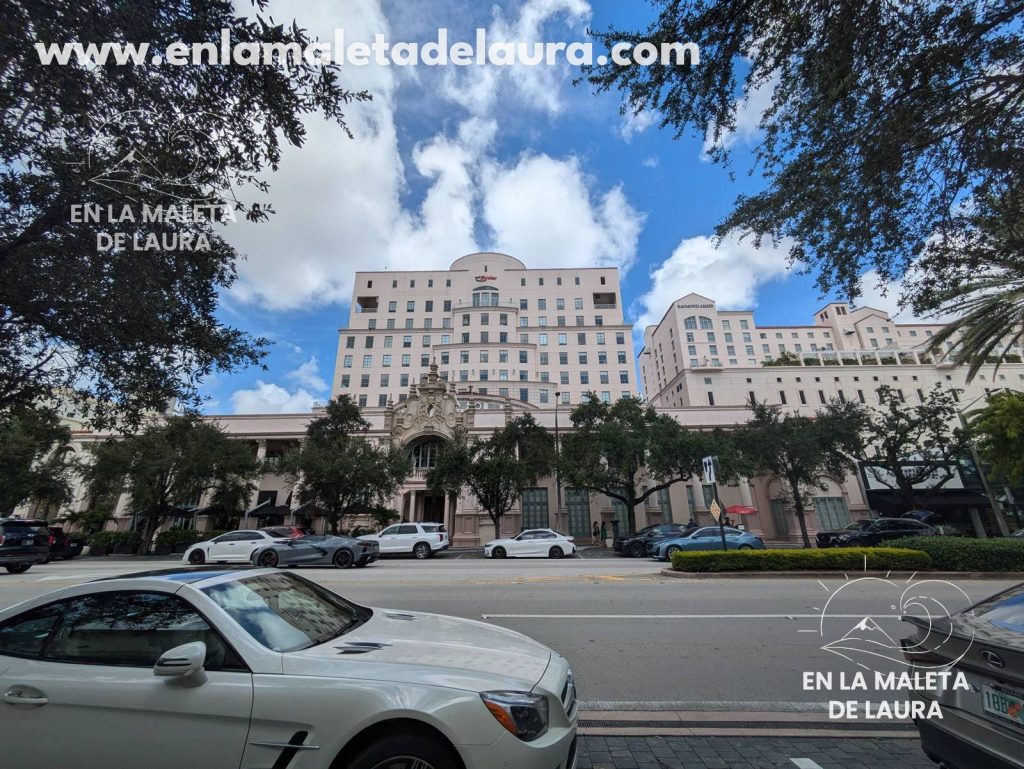 Fachada de estilo mediterráneo del edificio The Colonnade en Coral Gables