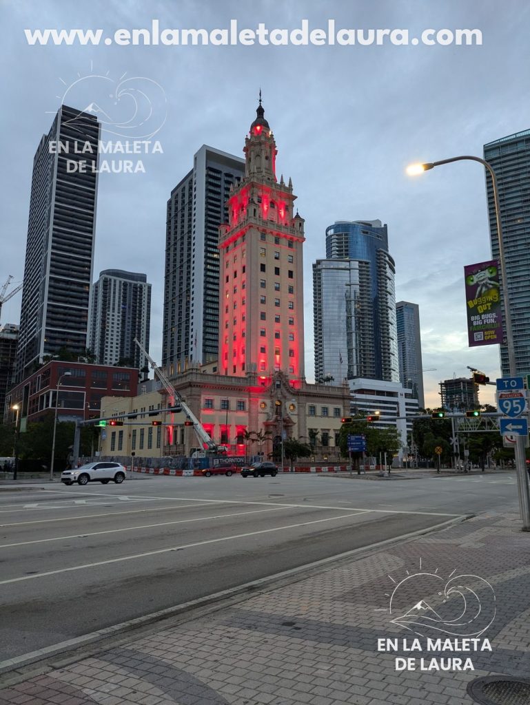 Torre de la Libertad entre los rascacielos del Downtown de Miami