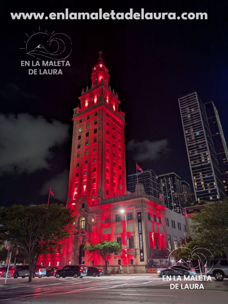 Torre de la Libertad iluminada de rojo por la noche