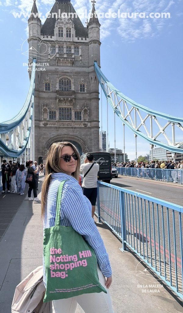 Laura sobre el Tower Bridge con una de sus torres detrás